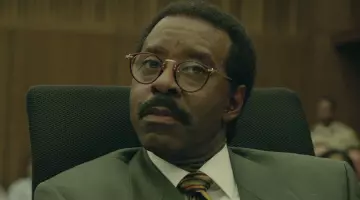 The eye glasses of Johnnie Cochran (Courtney B. Vance) in American Crime Story: The People v. O. J. Simpson S01E02