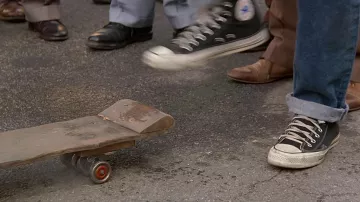 Las zapatillas negras Converse Chuck Taylor de Marty Mcfly (Michael J. Fox) en Regreso al futuro