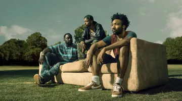 Las zapatillas marrones Nike Blazer Low brown de Earnest Marks (Donald Glover) en Atlanta S01E01