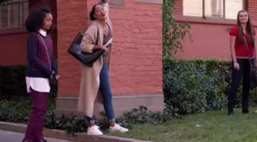 les adidas de Rainbow Johnson (Tracee Ellis Ross) dans Black-ish