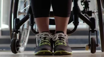 les baskets de Felicity Smoak (Emily Bett Rickards) dans Arrow
