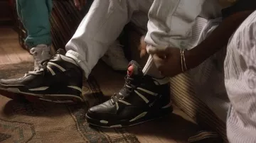 El par de bomba Reebok negra en jugo
