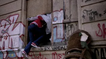 The Puma Suede shoes red of Shaolin Fantastic (Shameik Moore) in The Get Down S01E05