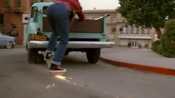 Les chaussures Converse montantes noires pour le skate de Marty McFly (Michael J. Fox) dans retours vers le futur