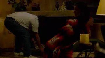 Les sneakers blanches vintage de Pablo Escobar (Wagner Moura) dans Narcos S02E06