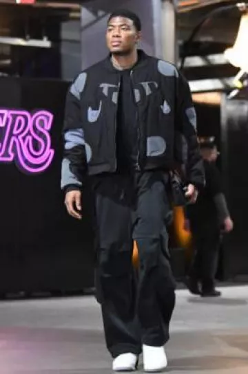 Blouson aviateur WDW noir et gris Who Decides War porté par Rui Hachimura sur le compte Instagram @nbafashionfits