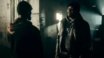 Sudadera con capucha con cordón con placa con el logotipo de Diesel S-Roxt usada por Nuck (Cortez Smith) como se ve en The Chi (S07E01)