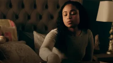 Michael Lauren Mathis T-shirt à manches longues porté par Tiffany (Hannaha Hall) comme on le voit dans The Chi (S07E02)