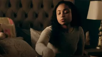 Camiseta de manga larga de Michael Lauren Mathis usada por Tiffany (Hannaha Hall) como se ve en The Chi (S07E02)