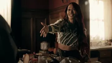 Pull en laine Louis Vuitton porté par Dom (La La Anthony) comme on le voit dans The Chi (S07E02)