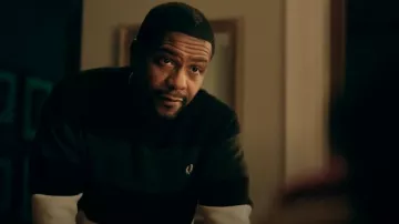 Fred Perry Pull en tricot rayé porté par Darnell (Rolando Boyce) comme on le voit dans The Chi (S07E02)