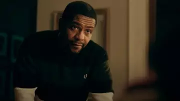 Suéter de punto a rayas de Fred Perry usado por Darnell (Rolando Boyce) como se ve en The Chi (S07E02)