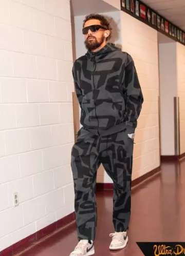 Pantalones de chándal Jordan Dark Grey & Black Allover Hoop usados por Trae Young en la cuenta de Instagram @atlhawks