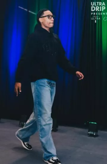 Vetements Black Collegiate VTMNTS Hoodie porté par Robert Dillingham sur le compte Instagram @timberwolves