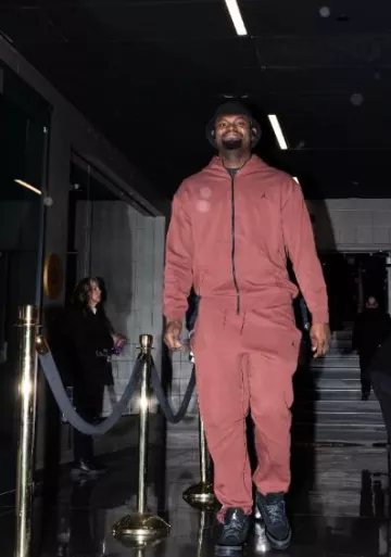Pantalones Jordan Dark Pony Red Hoop Fleece usados por Zion Williamson en la cuenta de Instagram @pelicansnba