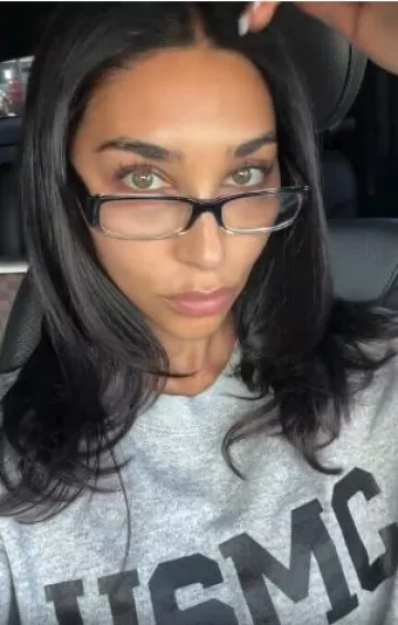 Sweat-shirt vintage des années 1980 Usmc Pt gris porté par Chantel Jeffries sur son post Instagram Story le 5 juin 2025