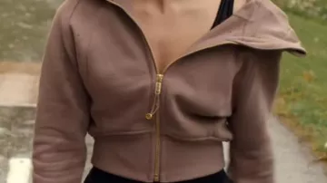 Sweat-shirt à capuche zippé court marron Lululemon Scuba de Virginia ‘Ginny’ Miller (Antonia Gentry) dans Ginny & Georgia (S03E02)