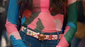 Une ceinture en cuir imprimé rose Medusa de Versace de Maxine Baker (Sara Waisglass) dans Ginny & Georgia (S03E02)