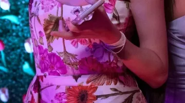 Mini-robe bustier à fleurs blanches Katie May. portée par Maxine Baker (Sara Waisglass) dans Ginny & Georgia (S02E09)
