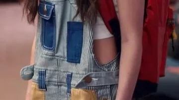 Maxine Baker wearing Urban Outfitters Blue Utility Striped Overalls. portée par Maxine Baker (Sara Waisglass) dans Ginny & Georgia (S03E02)