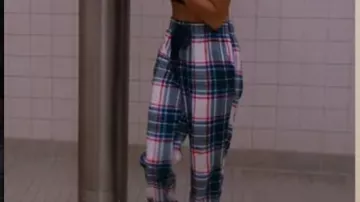 Pyjama en flanelle type écossais portée par Virginia ‘Ginny’ Miller (Antonia Gentry) dans Ginny & Georgia (S01E03)