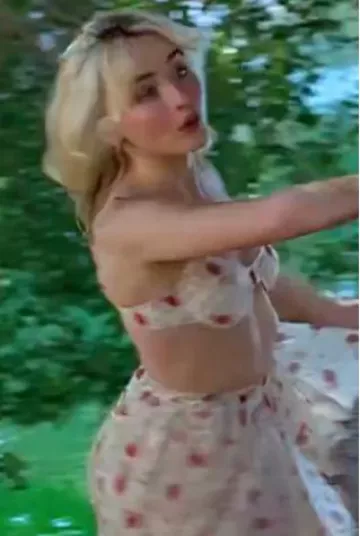 Jupe midi Prada portée par Sabrina Carpenter chez Manchild Music Video post le 6 juin 2025