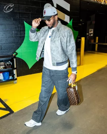 Blouson aviateur en cuir gris marbré Hudson Jeans porté par Donovan Mitchell sur le compte Instagram @cavs