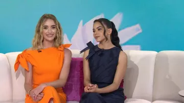 Top plisado Shushu/Tong Side Bows usado por Antonia Gentry como se ve en Today el 5 de junio de 2025