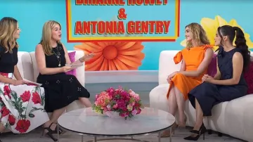 Falda midi de satén plisada Shushu/Tong usada por Antonia Gentry como se ve en Today el 5 de junio de 2025