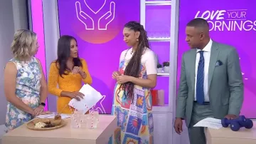 Vestido largo con estampado de azulejos de Japna usado por Ally Love como se ve en Today el 5 de junio de 2025