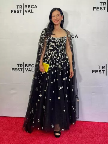 Monique Lhuillier Vestido de tul bordado con margaritas usado por Lucy Liu en la publicación de estreno del Festival de Cine de Tribeca de Rosemead el 6 de junio de 2025
