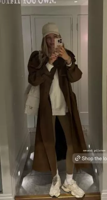 Gorra de Saint Laurent en pana usada por Leonie Hanne en su publicación de Instagram Story el 6 de junio de 2025