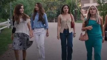 Vaqueros ajustados blancos licorosos con tres bolsillos de botón usados por Klara Rapp (Tindra Monsen) como se ve en Barracuda Queens (S02E01)