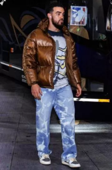 Jean délavé bleu clair Nahmias porté par Tre Jones sur le compte Instagram @suns