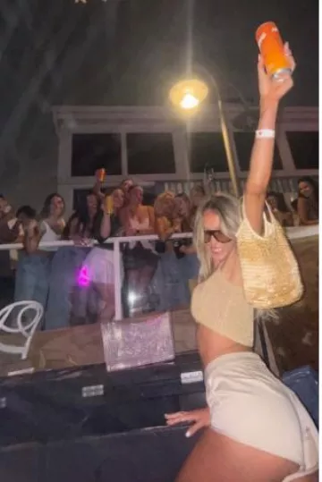 Gafas de sol Tom Ford Blake usadas por Alix Earle en la publicación de Sip Margs Jersey Party el 6 de junio de 2025