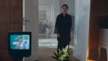 Hunkemoller Satin Kimono in Black worn by Lollo Millkvist (Alva Bratt) as seen in Barracuda Queens (S02E02)