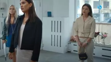 Gucci Black Nubuck Leather Tigrette Small Chain Crossbody Bag worn by Lollo Millkvist (Alva Bratt) as seen in Barracuda Queens (S02E02)