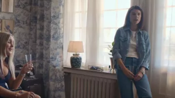 Chemise en jean H&M portée par Klara Rapp (Tindra Monsen) vue dans Barracuda Queens (S02E02)