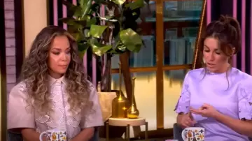 Chemise courte en dentelle tulipe Simkhai Robinson portée par Sunny Hostin, comme on le voit dans The View le 6 juin 2025