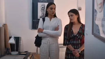 Samsoe Samsoe Cárdigan corto usado por Amina Khalil (Sarah Gustafsson) como se ve en Barracuda Queens (S02E02)