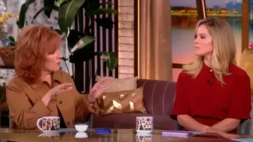 Stella McCartney Vestido midi de crepé de seda de Chine con cinturón de lazo usado por Sara Haines como se vio en The View el 6 de junio de 2025