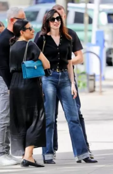Vaqueros acampanados grandes de Celine usados por Anne Hathaway en una publicación de Nueva York el 6 de junio de 2025
