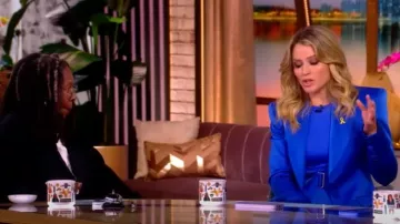 Blazer de crepé satinado Aro de Alex Perry, usado por Sara Haines, como se vio en The View el 10 de junio de 2025