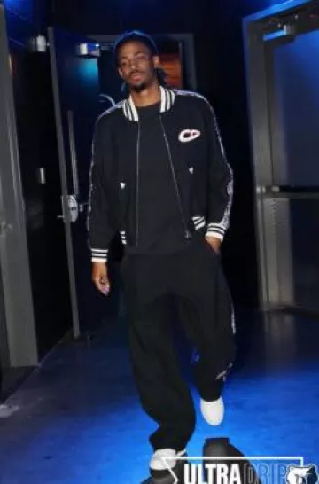 Blouson aviateur bleu marine à logo CD Dior x KAWS porté par Temetrius Morant sur le compte Instagram @memgrizz