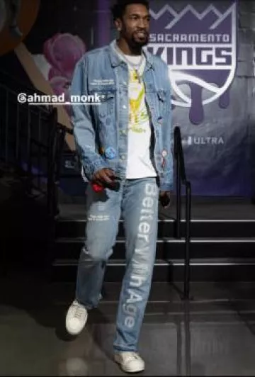 *Veste en jean bleu délavé Better With Age ornée d'épingles portée par Malik Monk sur le compte Instagram @memgrizz