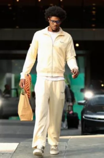 Chaqueta deportiva Givenchy Ivory Givenchy 1952 usada por Scoot Henderson en la cuenta de Instagram @trailblazers