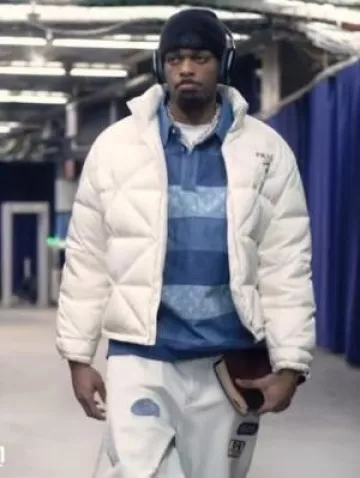Veste matelassée triangulaire en nylon blanc Prada portée par Paul Jamaine Washington Jr. sur le compte Instagram @trailblazers