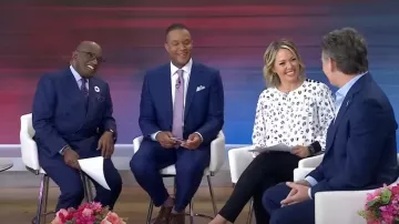 Top de manga larga con estampado de labios de Reiss Jolie, usado por Dylan Dreyer, como se vio en Today el 10 de junio de 2025.