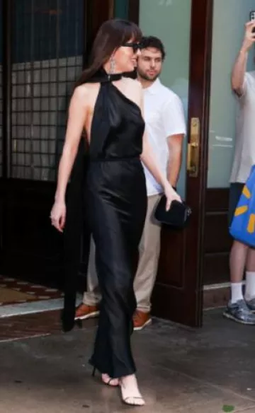 Sandalias de piel Saint Laurent Kitty que lució Dakota Johnson en el estreno de Materialists en el Festival de Cine de Tribeca (publicado el 7 de junio de 2025)