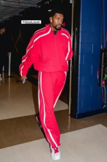 Pantalon de survêtement ample rouge Vetements V-Oval porté par Malik Monk sur le compte Instagram @raptors